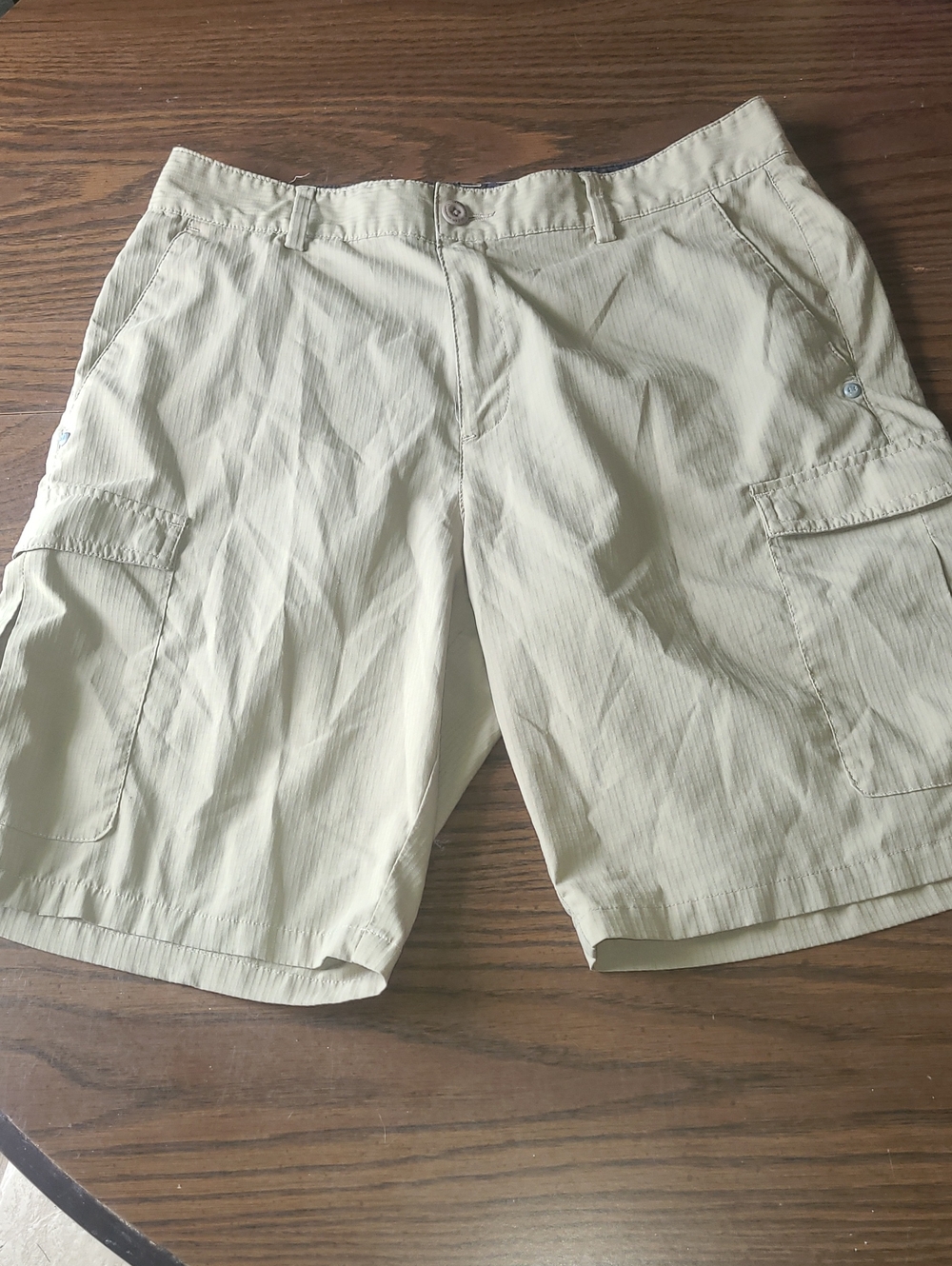 Under Armour Men's Cargo Shorts in Light Khaki Size 32